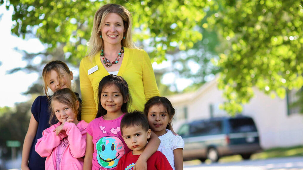 Melinda Hollandsworth poses with five young children for a photo
