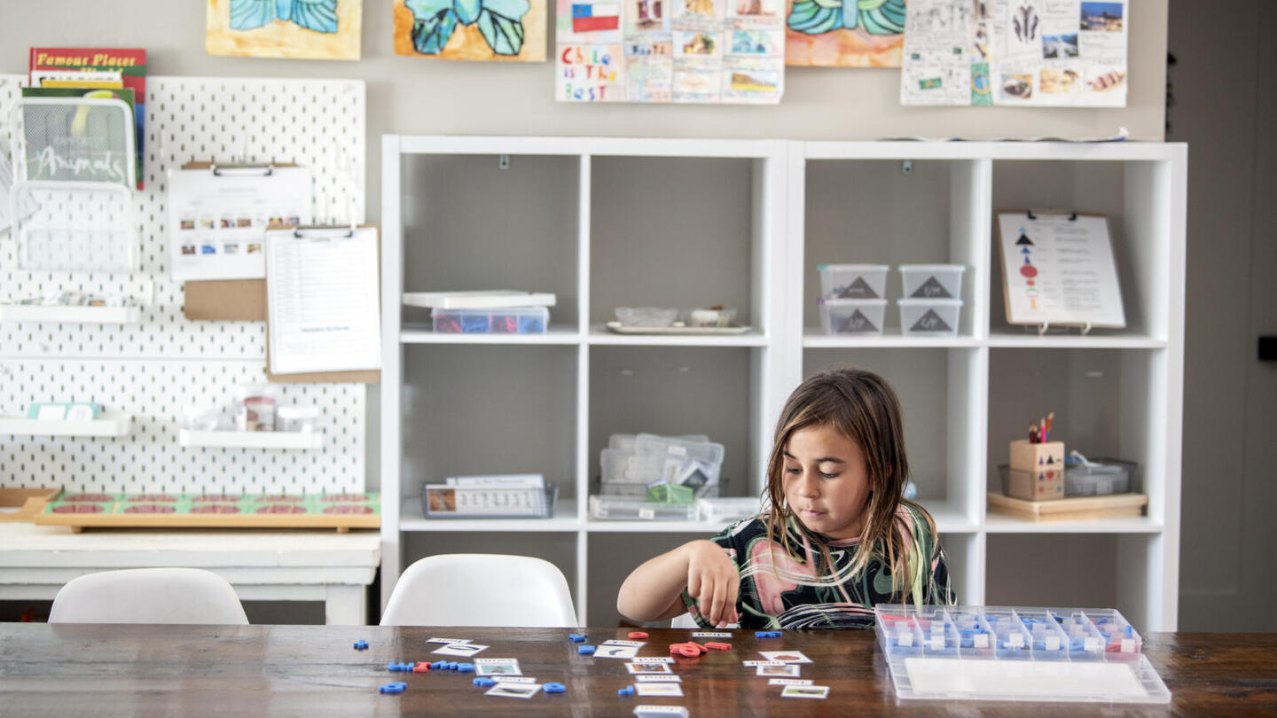 Child learning through an alternative education method