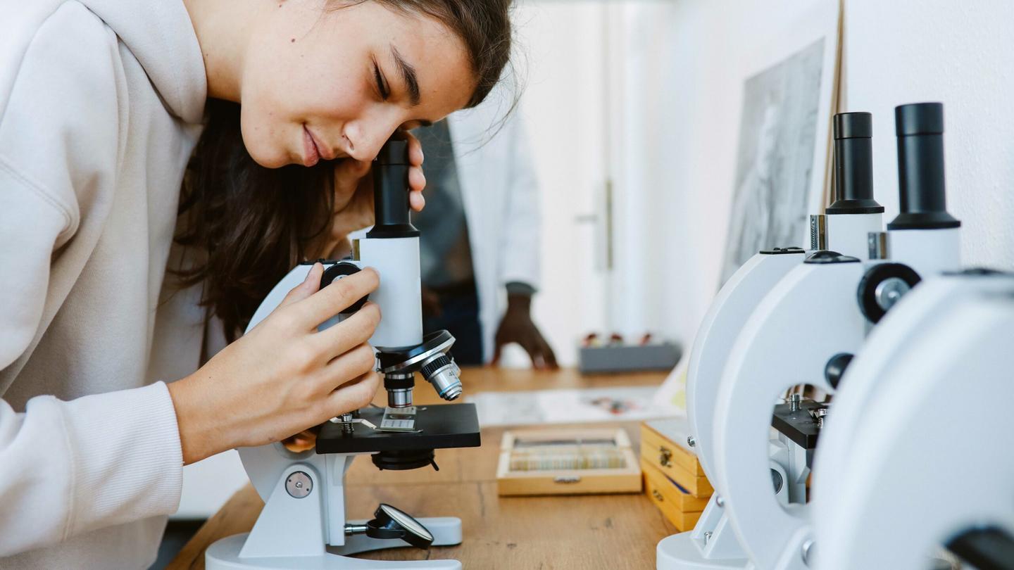 A student looks into a micrscope