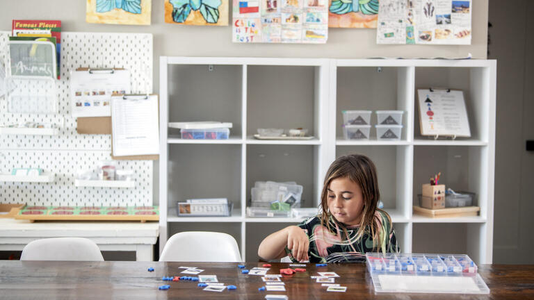 Child learning through an alternative education method
