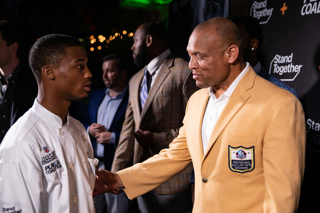 Aeneas Williams speaks to a Cafe Momentum intern