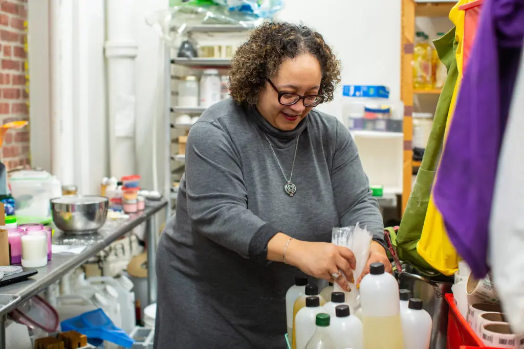 La Shonda filling bottles
